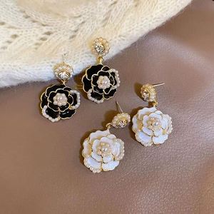 Boucles d'oreilles coréennes tendance, boucles d'oreilles pendantes en forme de fleur de camélia, boucles d'oreilles pendantes en émail et perles pour femmes - Product Image 3