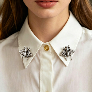 Broche de Moda Estilo Pinguim com Asas, Lábios Amarelos, Strass Vermelho, Símbolo da Paz e Pérola - Product Image 1