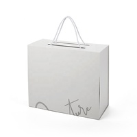 Boîte cadeau magnétique personnalisable en papier kraft blanc avec fermeture à rabat, poignée en corde, gaufrage, doublure en éponge, logo personnalisé pour la vente au détail