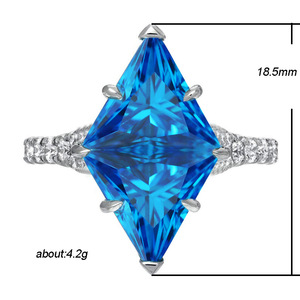 Anello da Donna Blu con Taglio Triangolare in Zirconia Cubica, Design Traforato, Gioiello di Moda - Product Image 5