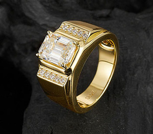 Anillo de cóctel de moissanita en oro amarillo con corte esmeralda, engaste de bisel y diamantes laterales en canal, diseño geométrico de lujo para mujer - Product Image 6