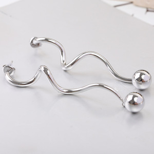 Pendientes con forma de onda, cuentas redondas de 10 mm, aleación de zinc chapada en oro, diseño asimétrico de moda para mujer - Product Image 5