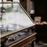 Vitrine en verre Art Déco pour vitrine de bijoux créative et unique au détail haut de gamme