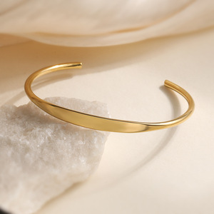กำไลข้อมือสแตนเลสสตีลชุบทอง 18K แบบเปิดสลักชื่อได้ตามสั่ง สำหรับผู้หญิง ของขวัญวันครบรอบ เครื่องประดับแฟชั่น - Product Image 4