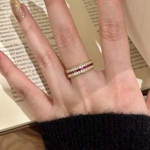 Anillo de Plata de Ley S925 con Tres Hileras de Diamantes, Brillante Rojo Rosa, con un Toque de Lujo, Moda Clásica y Sensación de Alta Gama - Product Image 3