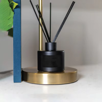 Bouteille vide de diffuseur à roseaux de luxe en gros 50ml 100ml, conteneur décoratif cylindrique en verre noir avec couvercle et sérigraphie
