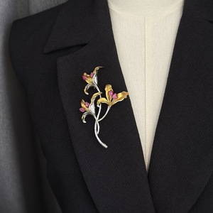 Broche Fleur Vintage en Émail Lys, Plaqué Or Cuivre, Épingle de Revers pour Vêtements Féminins, Bijou Cadeau, Vente en Gros - Product Image 5
