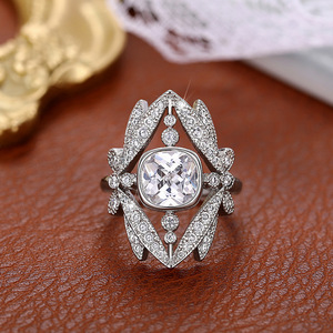 Anello geometrico a corona traforato da donna, gioiello da dito audace ed elegante - Product Image 1