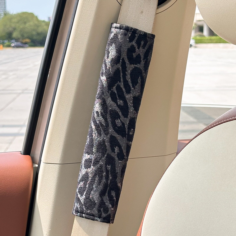 Leopard print shoulder pads in black