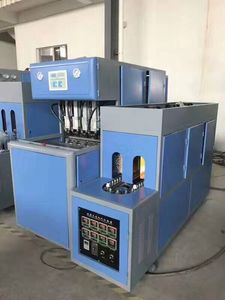 LT-S4-2L <span class=keywords><strong>de</strong></span> moulage par étirage-soufflage semi-automatique <span class=keywords><strong>de</strong></span> bouteilles en plastique PET à 4 cavités <span class=keywords><strong>de</strong></span> haute qualité - Product Image 6