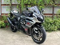 Suzuki GSX R1000 1000cc, Motor de Cuatro Cilindros en Línea, Refrigeración Líquida, Inyección Electrónica de Combustible, Más de 180 km/h, Moto Deportiva de Carreras, Excelente Rendimiento, Japón