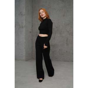ชุดเสื้อสเวตเตอร์ถักนิตติ้งสำหรับผู้หญิง ดีไซน์หรูหรา สีดำ เสื้อครอปท็อป กางเกงขายาวทรงตรง แขนยาว ผ้าริบ ทรงพอดีตัว ชุดแฟชั่นสำหรับใส่ลำลอง - Product Image 5