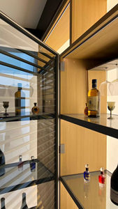 Armoire à vin encastrée en bois, design moderne, minimaliste et élégant, avec éclairage LED et étagères en verre. - Product Image 5