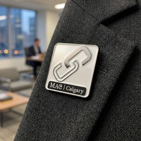 Badge Métallique Irrégulier Personnalisé en Alliage de Zinc de Haute Qualité MAC Calgary, Émaillé Doux Antique Électroplaqué pour Employés