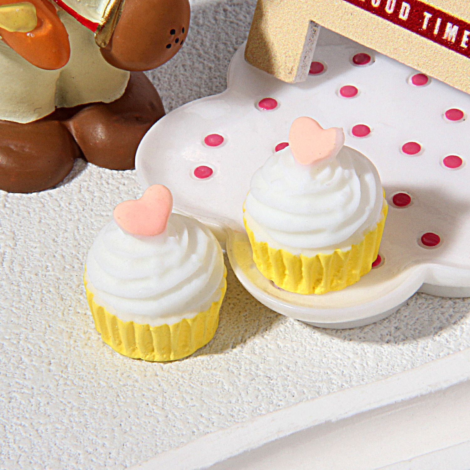 Fond jaune + coeur rose