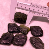 Le plus populaire en 2024 Vente en gros de pierre de guérison en cristal naturel Météorite tchèque pour faire des cadeaux pendentifs pour hommes et femmes