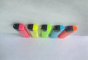 Briquet électro rechargeable résistant aux enfants en gros d'usine pour <span class=keywords><strong>cigarette</strong></span> en plastique avec des couleurs fantaisie - Product Image 6