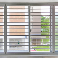 Système de fenêtres coulissantes en aluminium sur mesure pour intérieur, avec barres de sécurité horizontales et verre de sécurité, pour appartements modernes
