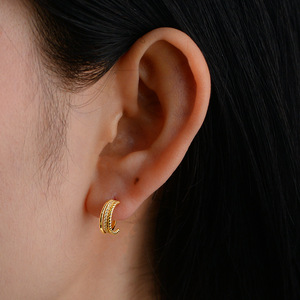 Pendientes <span class=keywords><strong>de</strong></span> Plata <span class=keywords><strong>de</strong></span> Ley S925 con Forma <span class=keywords><strong>de</strong></span> C, Huecos y con Incrustaciones <span class=keywords><strong>de</strong></span> Diamantes para Mujer, Pendientes <span class=keywords><strong>de</strong></span> Circonita <span class=keywords><strong>de</strong></span> Una Sola Fila con <span class=keywords><strong>Ondas</strong></span> <span class=keywords><strong>de</strong></span> Tres Capas - Product Image 4
