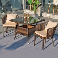Ensemble de chaises d'extérieur en rotin moderne et durable en trois pièces avec coussin pour balcon intérieur et salon, tables basses pour café et thé