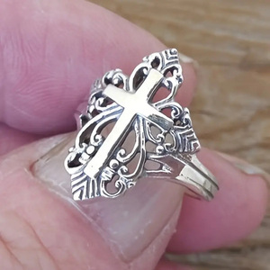 Anello Vintage Traforato a Onda per Donne, Accessorio di Moda in Stile Regale - Product Image 2