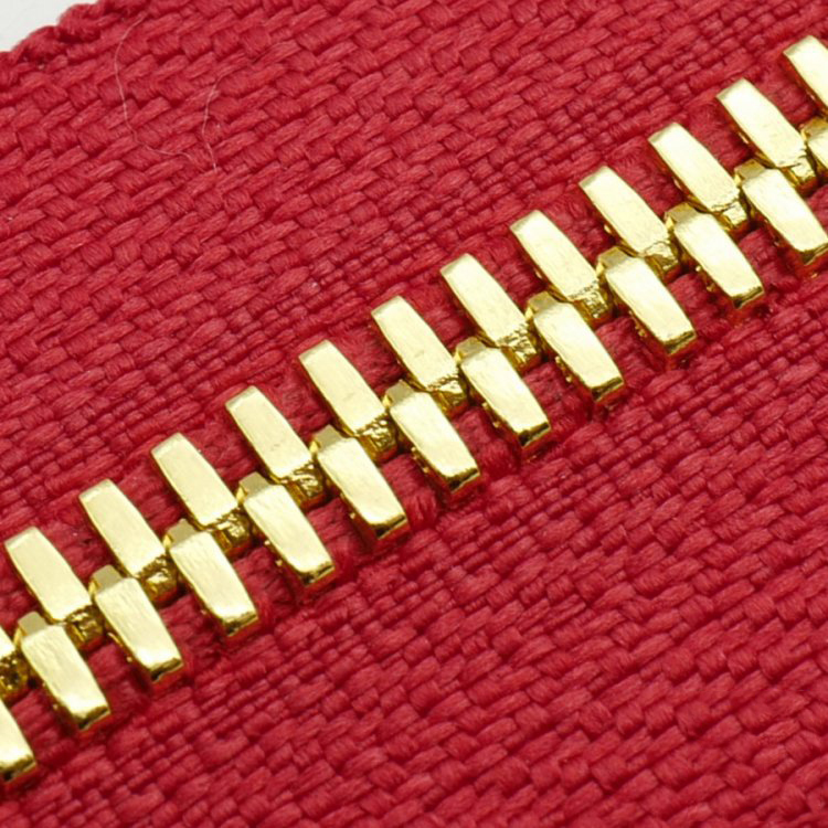 tissu rouge + dents dorées