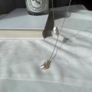 Collar de Moda Chapado en Oro de 14K con Perla Barroca Natural de Agua Dulce, Diseño Moderno y Elegante - Product Image 3