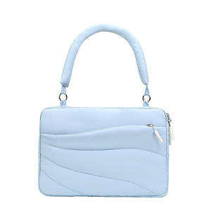 Nouveau Sac à Main Matelassé Léger et Moelleux avec Poignée, Sac Bandoulière Portable Rembourré pour Ordinateur Portable, Personnalisable avec Logo - Product Image 6