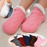 Vente en gros de chaussettes pantoufles antidérapantes pour bébé adulte chaussettes de maison en polaire Sherpa pour l'hiver chaussettes de sommeil antidérapantes pour sol intérieur avec poignées
