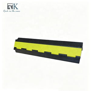 Rampe de protection de câbles en caoutchouc à prix abordable (1000x250x50mm) pour la protection des câbles au sol et la sécurité des événements - Product Image 1