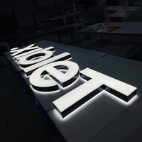 Lettres lumineuses à LED 3D à énergie solaire résistantes aux intempéries pour les centres commerciaux extérieurs, les centres de villégiature et les campus d'entreprise.