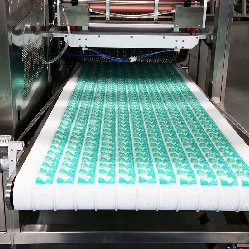 हाई स्पीड टीसी पीवीए पानी में घुलनशील फिल्म पैकेजिंग मशीन पूर्ण स्वचालित 3-30 ग्राम लॉन्ड्री डिटर्जेंट पॉड्स मोती बनाने की पैकिंग मशीन