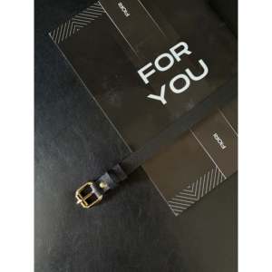 เข็มขัดผู้หญิงแบบบาง Fiori Square Buckle หัวเข็มขัดทองแดง สไตล์ลำลอง ทำจากหนัง PU สำหรับใส่ทุกวัน - Product Image 1