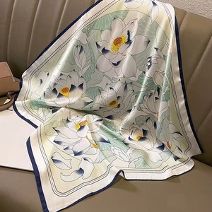 ผ้าพันคอไหมพิมพ์ลายคลื่นสีดำขาว ขนาด 70 ซม. สำหรับเครื่องแต่งกาย - Product Image 3