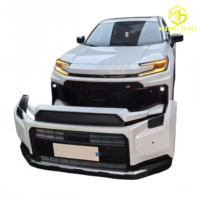 Modification du pare-chocs de voiture avec des composants avant GR. Modèle 2026 pour Toyota RAV4 modifié avec kit carrosserie GR Sport, ajustement parfait