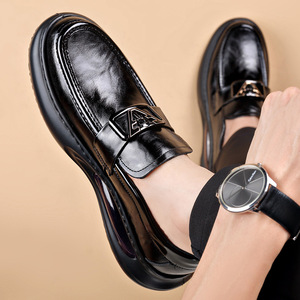 Nuevo modelo de zapatos de cuero estilo inglés con suela gruesa para negocios y uso casual, con diseño antideslizante en la suela. - Product Image 2