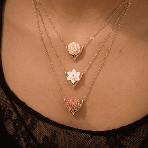Collier pour femme en acier inoxydable avec pendentif cœur doré sportif, motif fleur de décembre - Chaîne bambou multi-fleurs (œillet, rose, lys) - Product Image 3