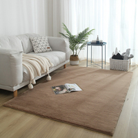 Un tapis en fausse fourrure de lapin de haute qualité, doux, confortable et uni.