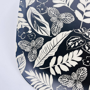 Assiette carrée en mélamine de 8 pouces, coins arrondis, avec imprimé feuilles noires et blanches - Product Image 3