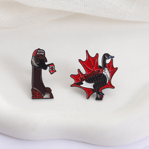 Badges en métal émaillé personnalisés style <span class=keywords><strong>Canada</strong></span> <span class=keywords><strong>Goose</strong></span>, épingles en étain noires et rouges pour veste, pour enfants, personnalisation OEM en usine - Product Image 2