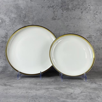 Ensemble de vaisselle en porcelaine à bord doré de 32 pièces, vente en gros, assiettes et bols en céramique blanche à relief ondulé pour la restauration de luxe, hôtels