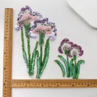 Appliques florales à sequins et perles faites à la main, tiges et feuilles vertes, base en tulle, à coudre sur les robes de soirée haut de gamme ou les robes de mariée