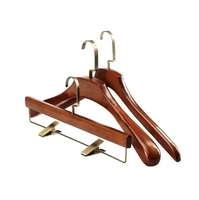Cintre à clips inférieurs avec cintre en bois et porte-pantalon pince cintre