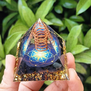 Pyramide en résine époxy avec galets de cristal, ornement de bureau, décoration d'aquarium, cadeau - Product Image 3