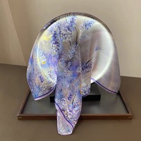 Écharpe Lotus pour femmes en soie de mûrier 100% personnalisée 53x53cm Aquarelle florale Blanc crémeux Bleu pâle Élégance éthérée Luxe