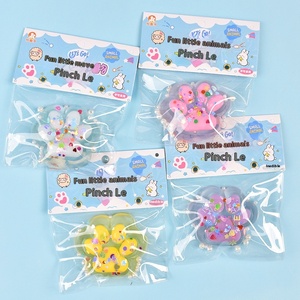 Juguetes para niños de EVA súper suaves, transparentes, con diseño de garra de gato, que emiten sonido al apretar, para descompresión manual y combinación de colores, venta al por mayor - Product Image 3