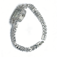 Montre-bracelet à quartz intemporelle tendance 2025 avec cadran en nacre blanc perle, accents de zircon taille marquise transparente et cristaux pavés