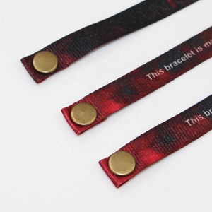 Muestra gratis personalizableOEM pulsera de tela de plástico reciclado con botón a presión de metal - Product Image 6