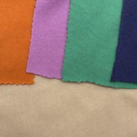 Tela de punto cepillado de una sola cara Poly/SPX, jersey elástico cepillado suave color caqui liso para camisetas básicas de mujer, ropa de descanso y tops de manga larga.