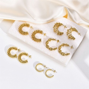 ต่างหูห่วงรูปตัว C สีทองหนา กันน้ำ แบบสั่งทำพิเศษสำหรับผู้หญิง - Product Image 2